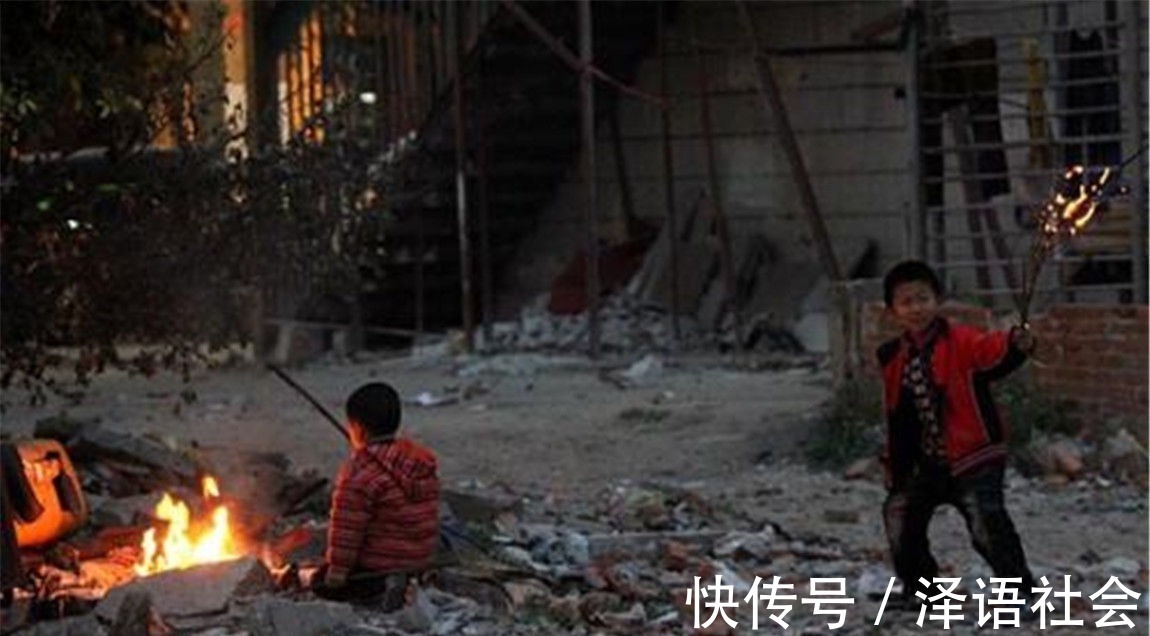 弟弟|哥哥趁爸妈不在家,准备铁锅炖弟弟,宝妈:到家就差点火了