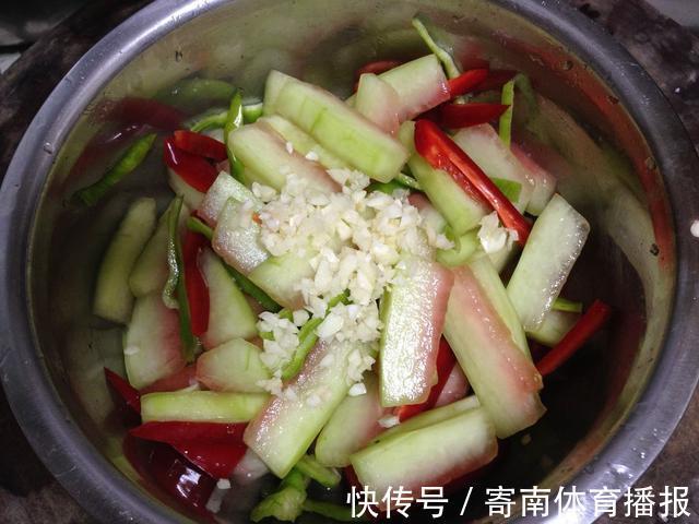 步骤|西瓜皮别再扔了，凉拌西瓜皮：一道不错的爽口小菜，还有清火效果