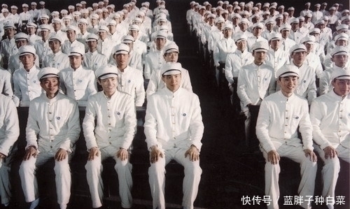 毛泽东@这首毛主席诗词,凭啥成为高中语文第一课?