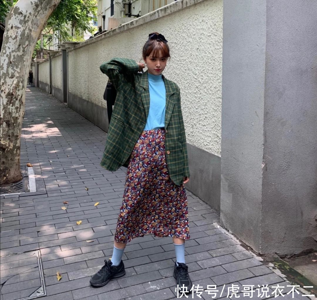 冬日里穿什么最炫？当然是格纹小西装了，轻松变身“复古女王”