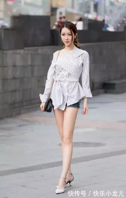 背心 牛仔短裤,搭配黑色背心,让双腿看上去更加修长