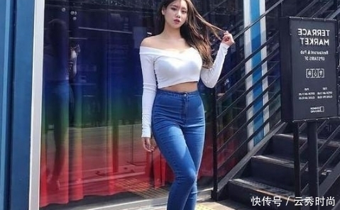  魅力十足|魅力十足的牛仔裤小姐姐突显腿部迷人轮廓，尽显美轮美奂的气质！