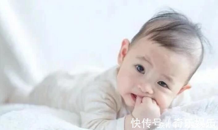 宝妈|宝宝嘴里有个洞?原来是“贴纸”惹的祸,五种物品婴幼儿要远离