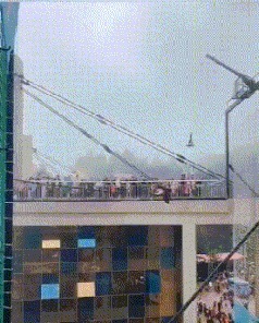 |搞笑GIF:刚娶的媳妇 衣服都还没换 本性就露出来了