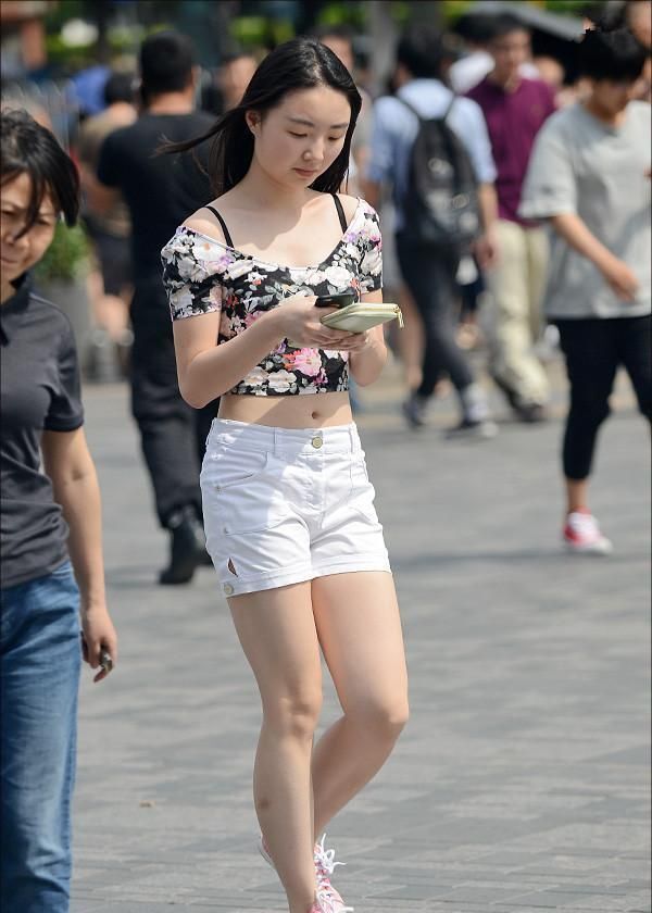 长发披肩|长发披肩的小姐姐,短裤+白色短袖,身材苗条有致