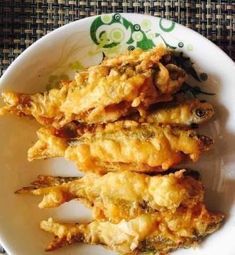 炸小鱼,直接用面粉就错了!大厨教你正确做法,外酥里嫩,不回潮