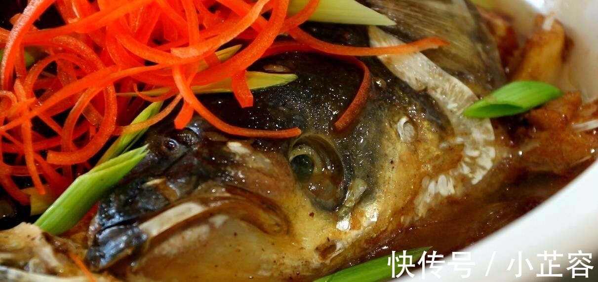 做法|教你做砂锅焗鱼头，全过程不加水，鱼肉鲜嫩入味，做法简单易学