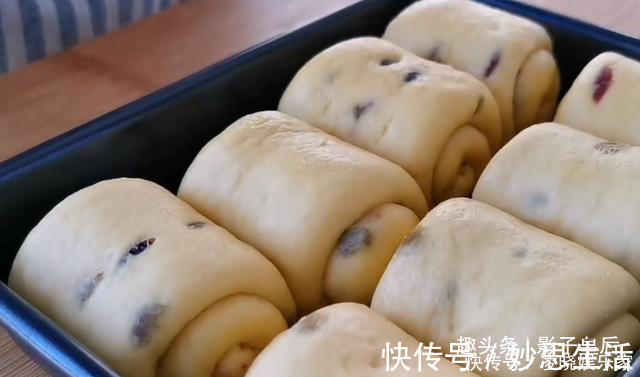 面粉里加2个橘子，不用揉面，不烤也不烙，筷子一搅，营养又解馋