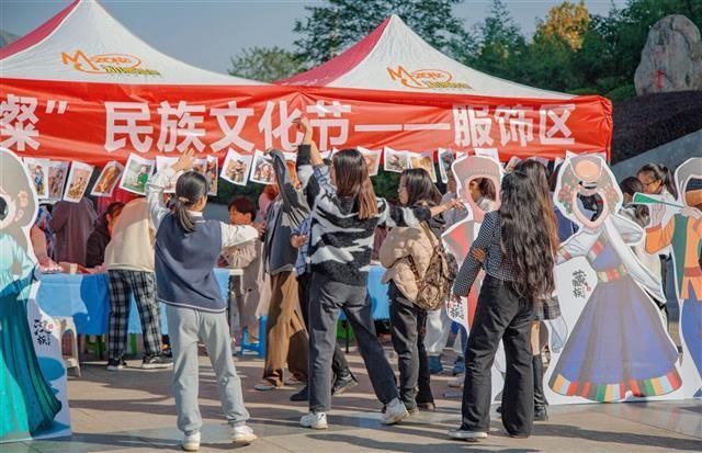 活动现场#体验多彩民族风情大学校园里民族文化节其乐融融