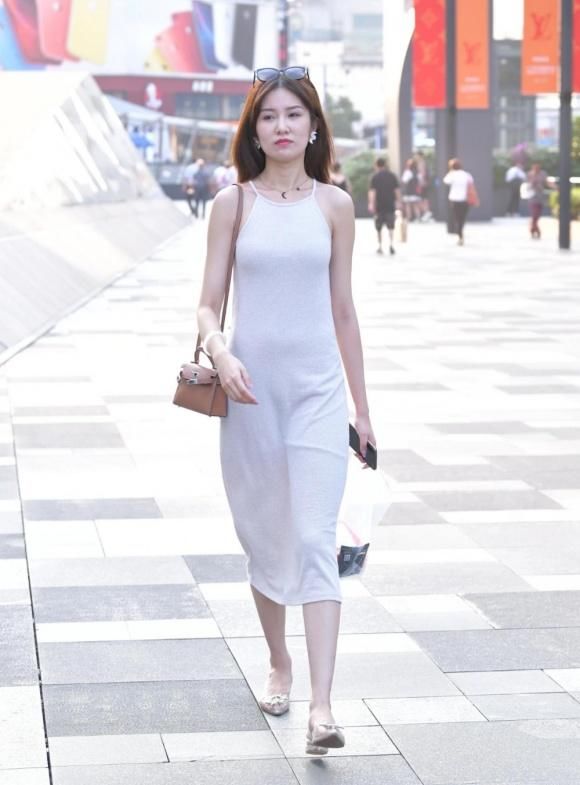 简约的白色吊带裙，穿出温婉知性的美，气质优雅又落落大方