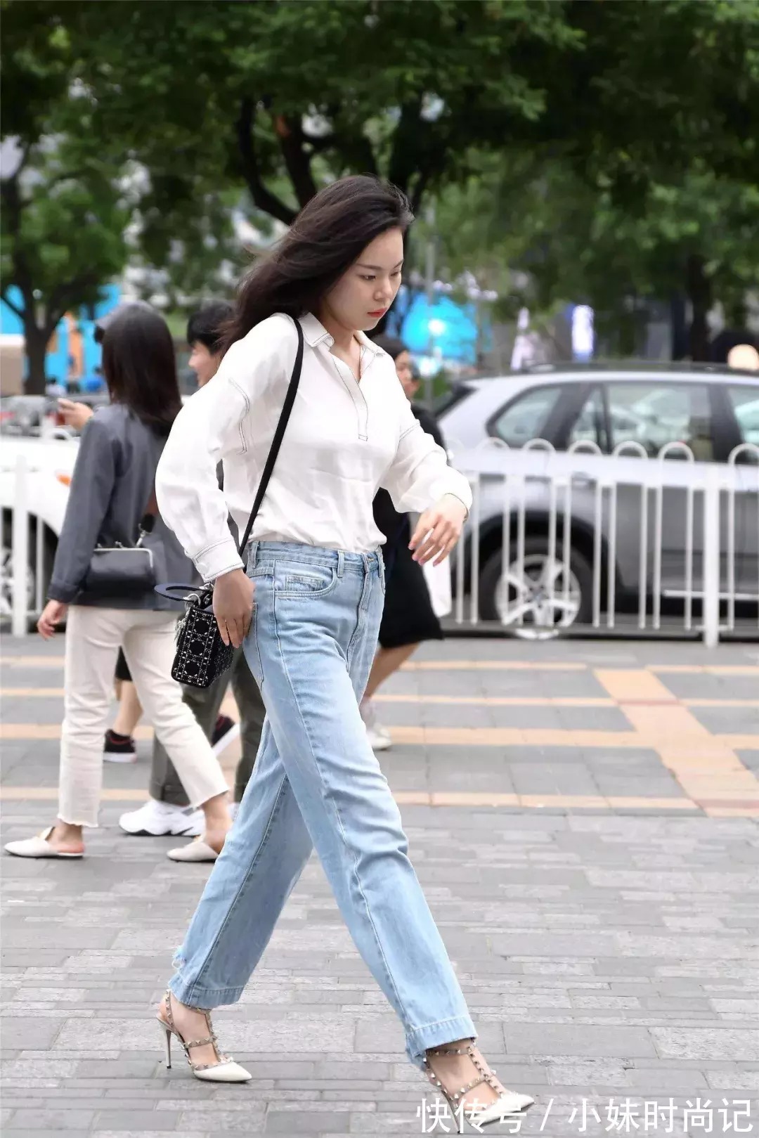 牛仔裤 女性穿搭高跟鞋,穿出一种优雅迷人的姿态