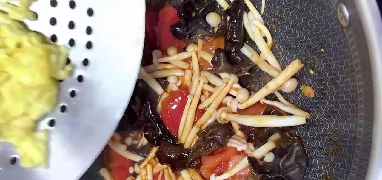 制作西红柿木耳炒鸡蛋时，加入一样配菜，鲜香味美孩子喜欢都喜欢