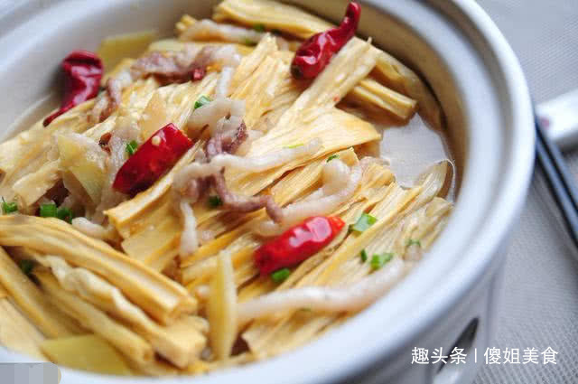 泡腐竹，最忌直接用水泡，缺1步，难怪腐竹外烂内硬不好吃