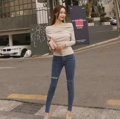 漂亮|身穿紧身牛仔裤的美女，打扮实在漂亮，满满的诱惑！