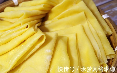 保鲜膜|不用一滴油的水烙玉米饼，做法简单，当做早餐吃很合适