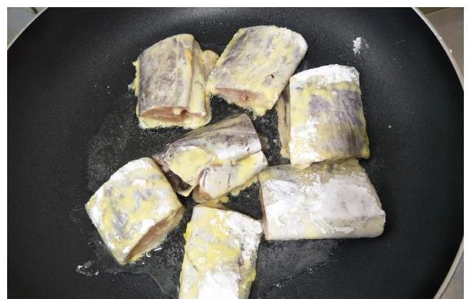 带鱼段|炸带鱼,有人调面糊,有人直接炸,大厨:都不对!这才是正确做法