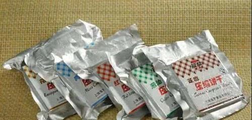 瞬间|想知道压缩饼干等于几碗饭吗小伙儿煮完之后,瞬间傻眼