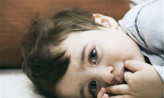 宝宝|为防宝宝抓伤脸、吮手指，给宝宝戴上手套可不值得，危害很大