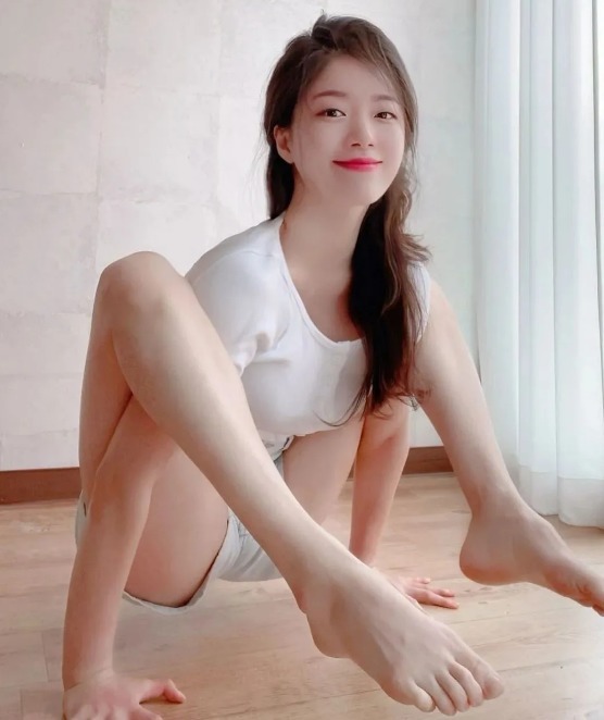 站姿体|韩国瑜伽美女,360度展示柔韧性,每天练瑜伽你也可以