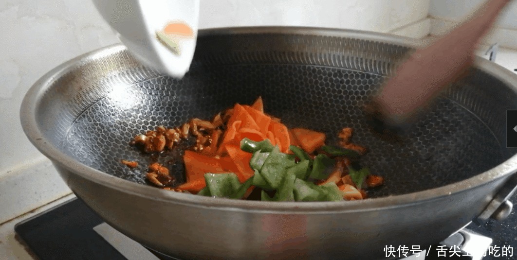 做出|大白菜怎么吃?白菜百吃,一碗芡汁,做出不一样的味道