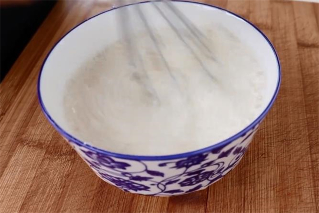 玉米面漏鱼的做法，不用擀面，不用揉面，锅里360搅，地道家乡饭