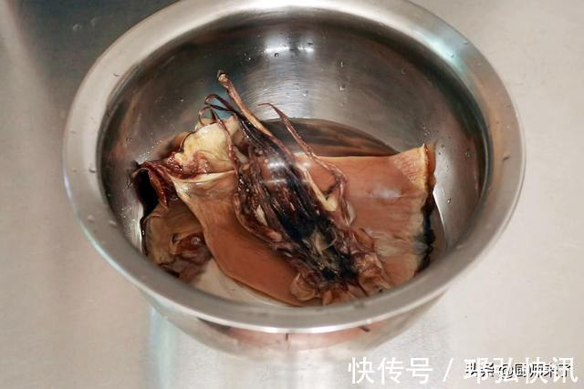 干鱿鱼只用水是泡不软的,厨师来了教你水发鱿鱼,海味干货变海鲜