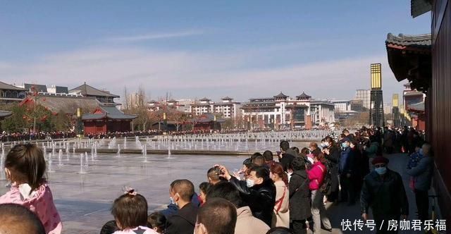 号称亚洲之最的大喷泉,就在大西安,音乐响起瞬间就被游客包围了