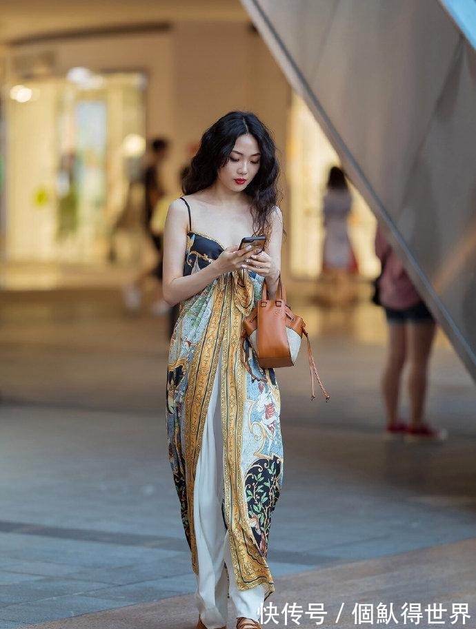 古色|裙子美女古香古色,还携带现代风韵,走起路来应该很柔!