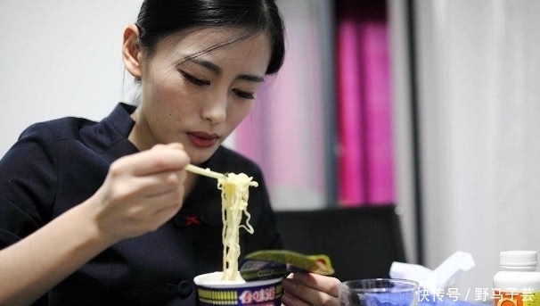 为什么空姐们不愿吃免费的飞机餐呢？听到内部人员的解释，明白了