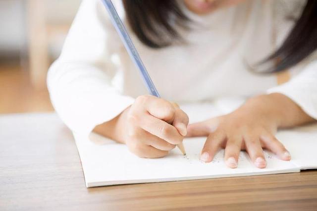 观察力&小学生诗歌火了,妈妈被夸美如花,爸爸被嘲如泥巴,老师:绝了