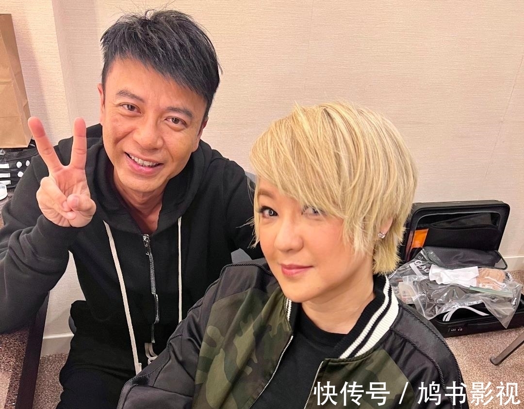 好声音结束后,李克勤晒与陈慧娴、周慧敏合影,不忘介绍伍珂玥