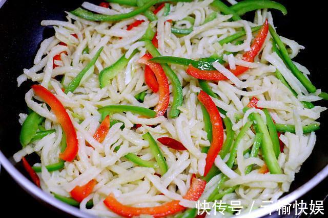青红椒|既是菜又是饭，土豆换个做法，十元不到，全家吃饱又吃好