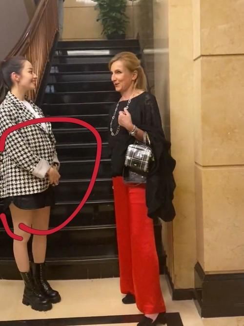 怀孕|吉娜怀孕后首次露面！肚子大了很多，腰也胖了一圈