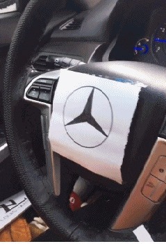 |搞笑GIF: 你们可要为我作证 是那个妹子自己撞过来的