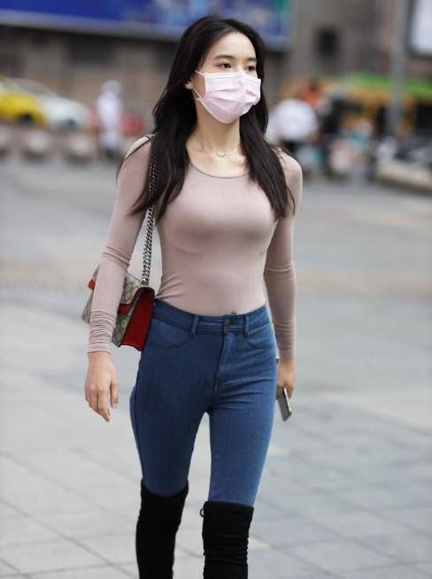 衬衣|美女穿搭：小姐姐爱穿紧身上衣配短靴，轻松“秀身材”，让人心动十足！