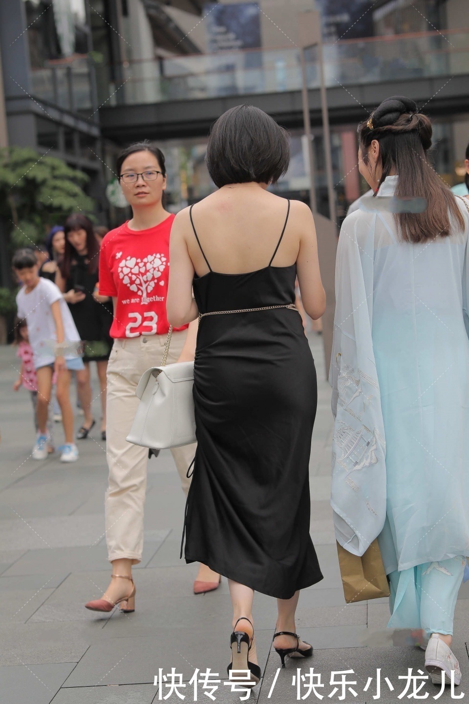 连衣裙|姜黄色收腰连衣裙,勾勒婀娜多姿的身段,搭配大波浪发型时尚大气