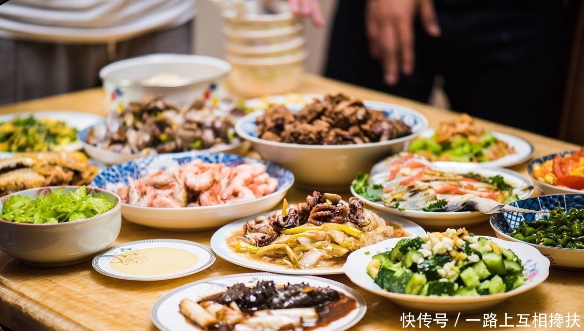 晒晒我家的年夜饭,4小时做12道菜,上桌后怀疑自己是“饲养员”
