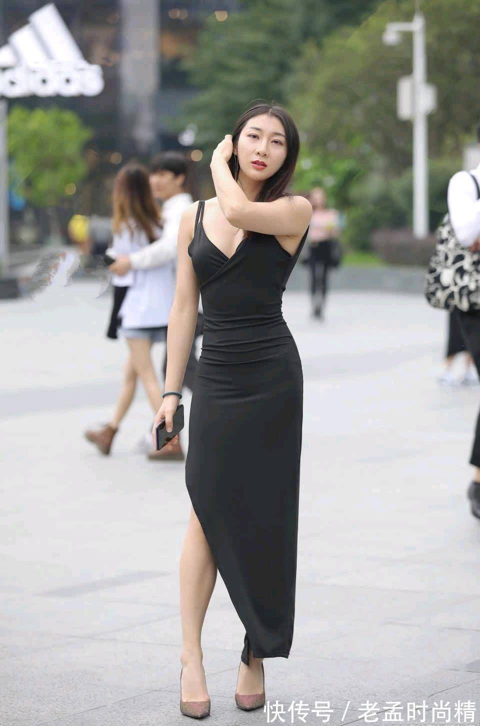 优雅 黑色吊带裙加暗金色高跟鞋,时尚又修身,彰显优雅知性的女人味