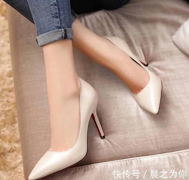 一字扣 尖头细高跟鞋,展现优美的足部线条,散发女性的优雅姿态