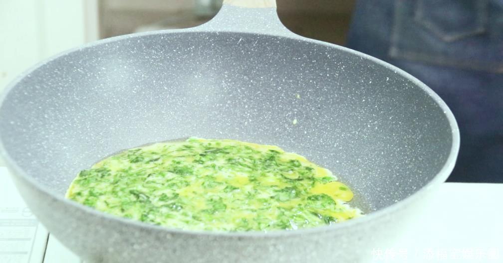 芹菜叶炒鸡蛋|眼睛疲劳多吃它,很多人都扔了,隔几天吃1次,眼睛明亮多了