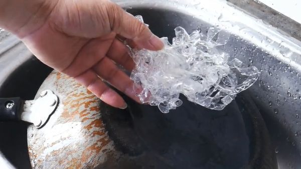 家家户户|把塑料瓶剪成丝,绑在筷子上,解决了家家户户的大难题,太实用了