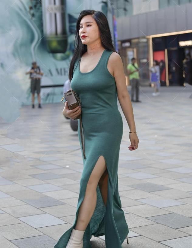 时尚女郎 新潮流的墨绿色连衣裙，时尚女郎手把手教你如何穿搭的“时髦”