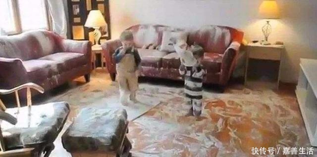 面粉|“我妈已经三天没打我了”,4岁儿子趁妈妈睡觉玩面粉,场面失控!