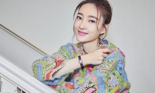 减龄|彩色镂空毛衣，搭配白色长裤洋气时髦，太美了！