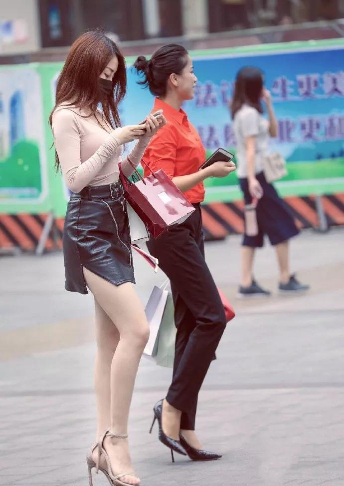 蕾丝|小姐姐扎着一个气质的小马尾,看上去有些迷人,有些可爱