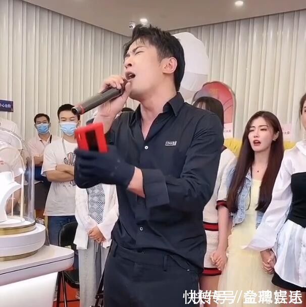 知假卖假|再次上演煽情戏码!辛巴带领众多主播,在直播间里流泪唱歌