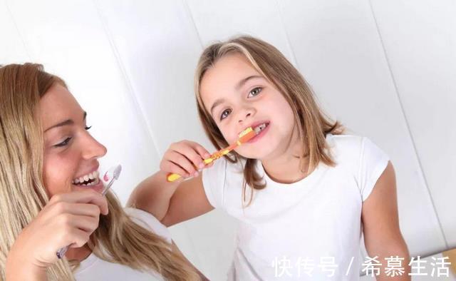 刷牙|美国牙医建议七岁之前不要自己刷牙？很多中国父母教育错了