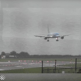 |搞笑GIF趣图:不愧是神车,把前面的大哥都看呆了!