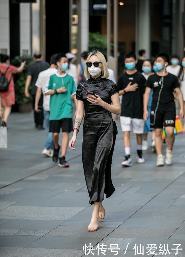 搭配浅灰色的修身连衣裙,展现出几分随性的美感