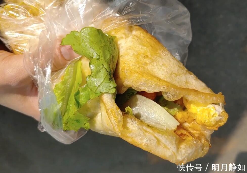 杂粮煎饼|大妈摆摊做鸡蛋饼，配菜只有三样，食客好吃到差点把舌头给吞了